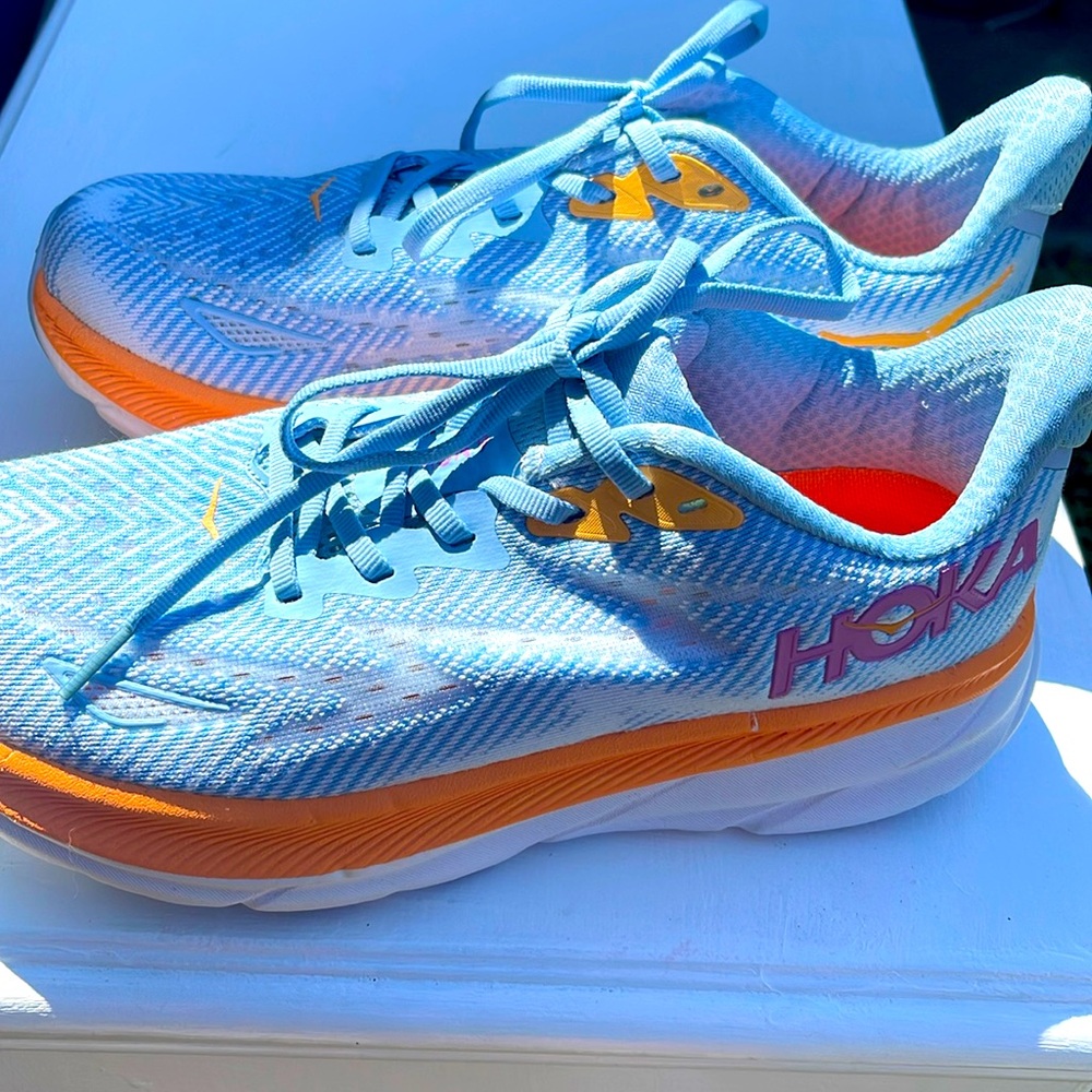 Hoka Clifton 9 tennis shoes 👟